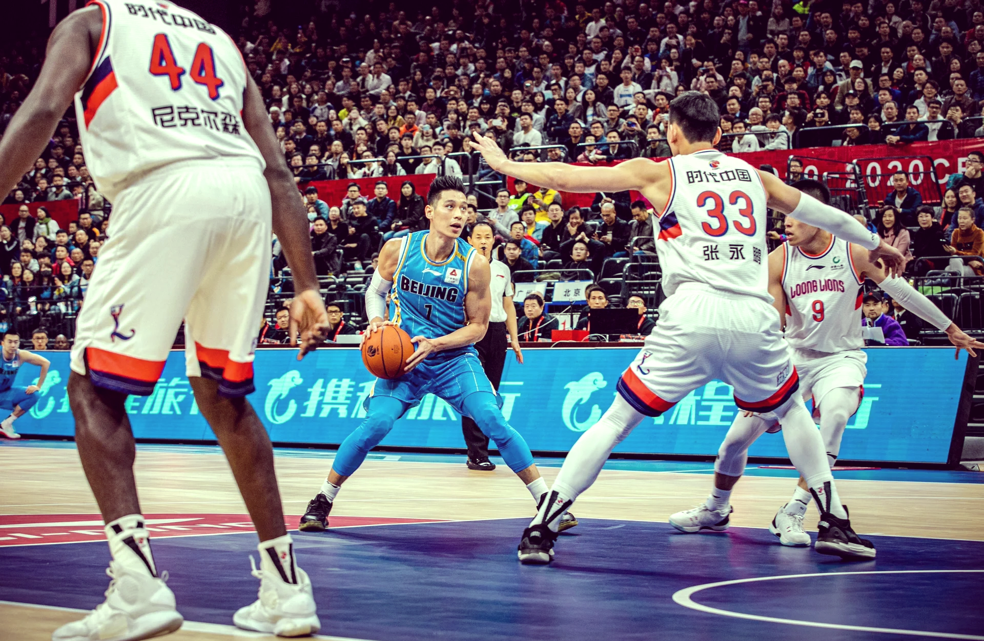 球员在篮球场上尽展风采,实力惊人 球员在篮球场上尽展风采,实力惊人