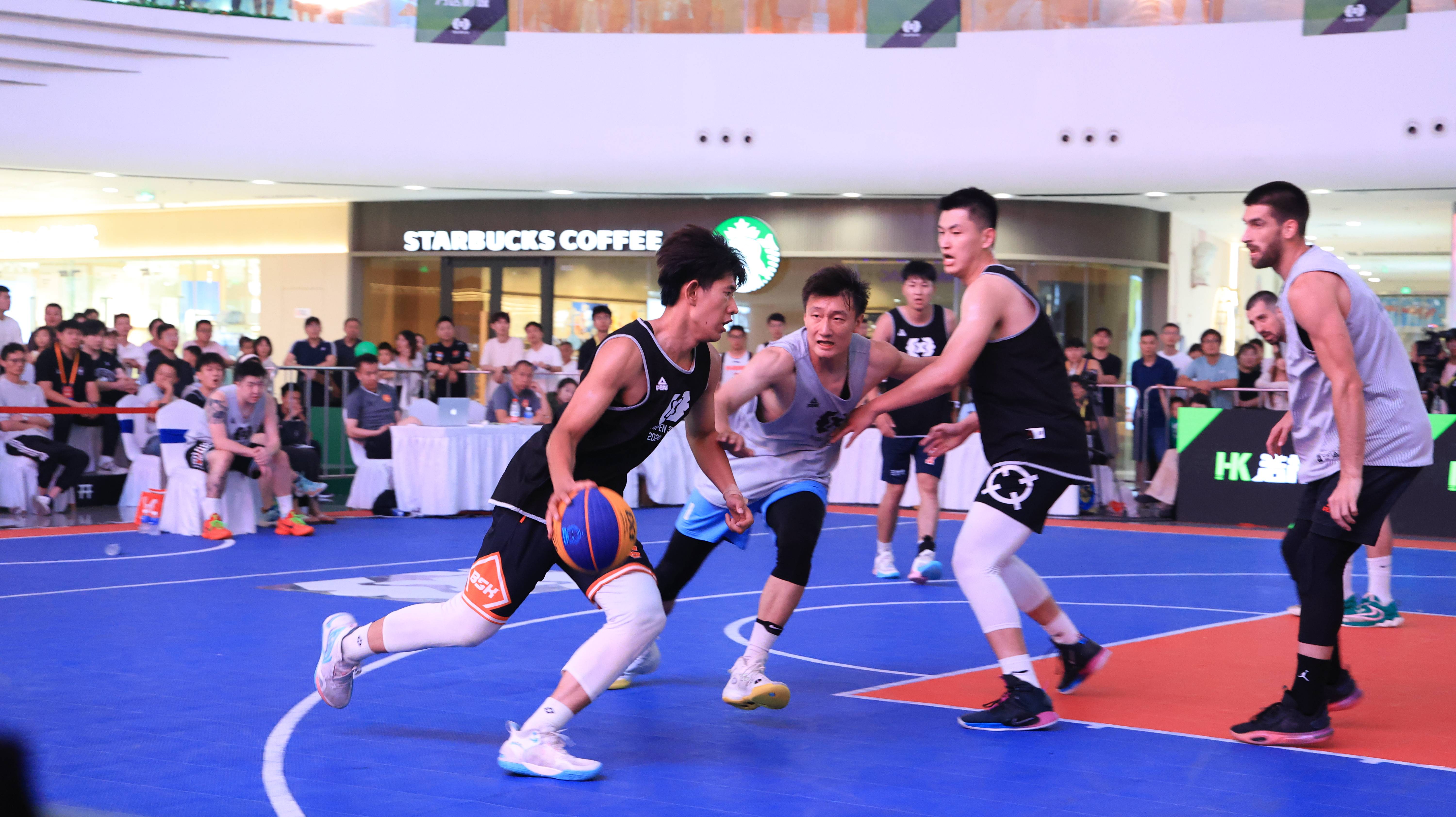 球员在篮球场上尽展风采,实力惊人 球员在篮球场上尽展风采,实力惊人