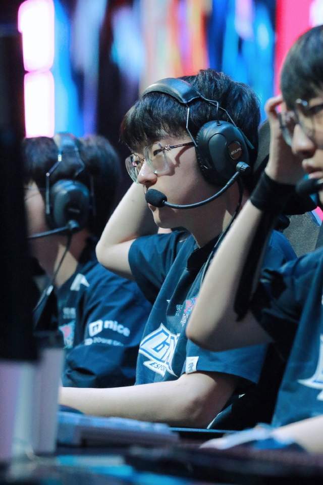 PSG险胜RNG,BDD拿下关键大龙激烈交锋入围赛,让粉丝疯狂欢呼 PSG险胜RNG,BDD拿下关键大龙激烈交锋入围赛,让粉丝疯狂欢呼