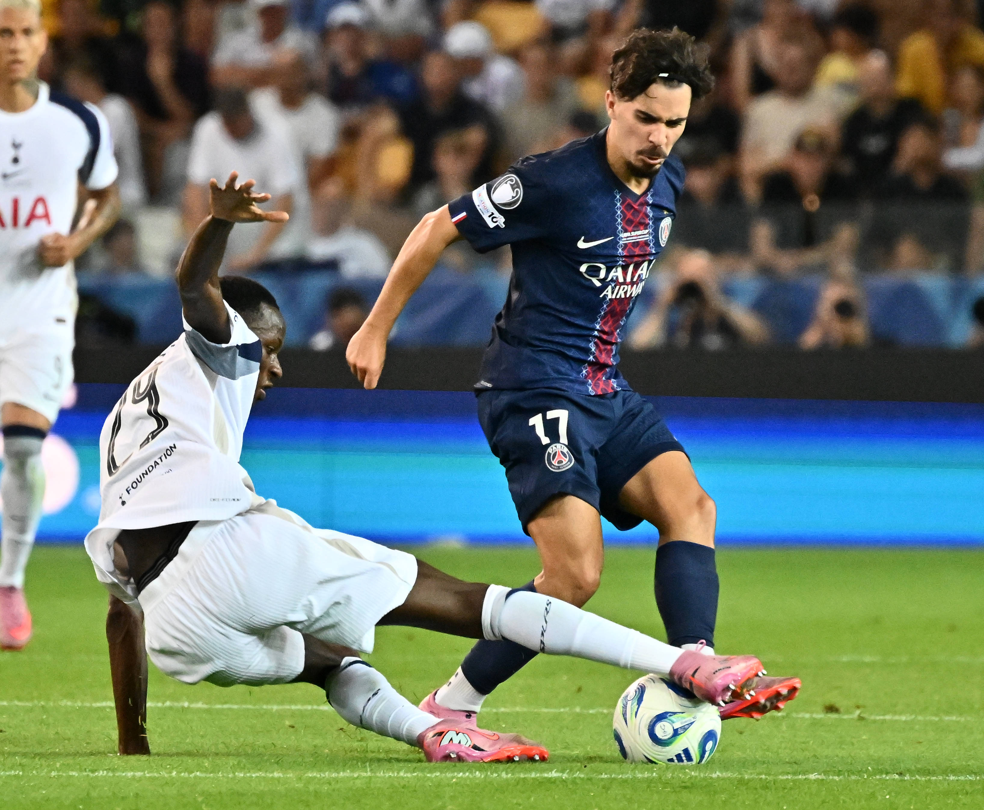 关于巴黎圣日耳曼主场逼平南特,战力不济!的信息 关于巴黎圣日耳曼主场逼平南特,战力不济!的信息