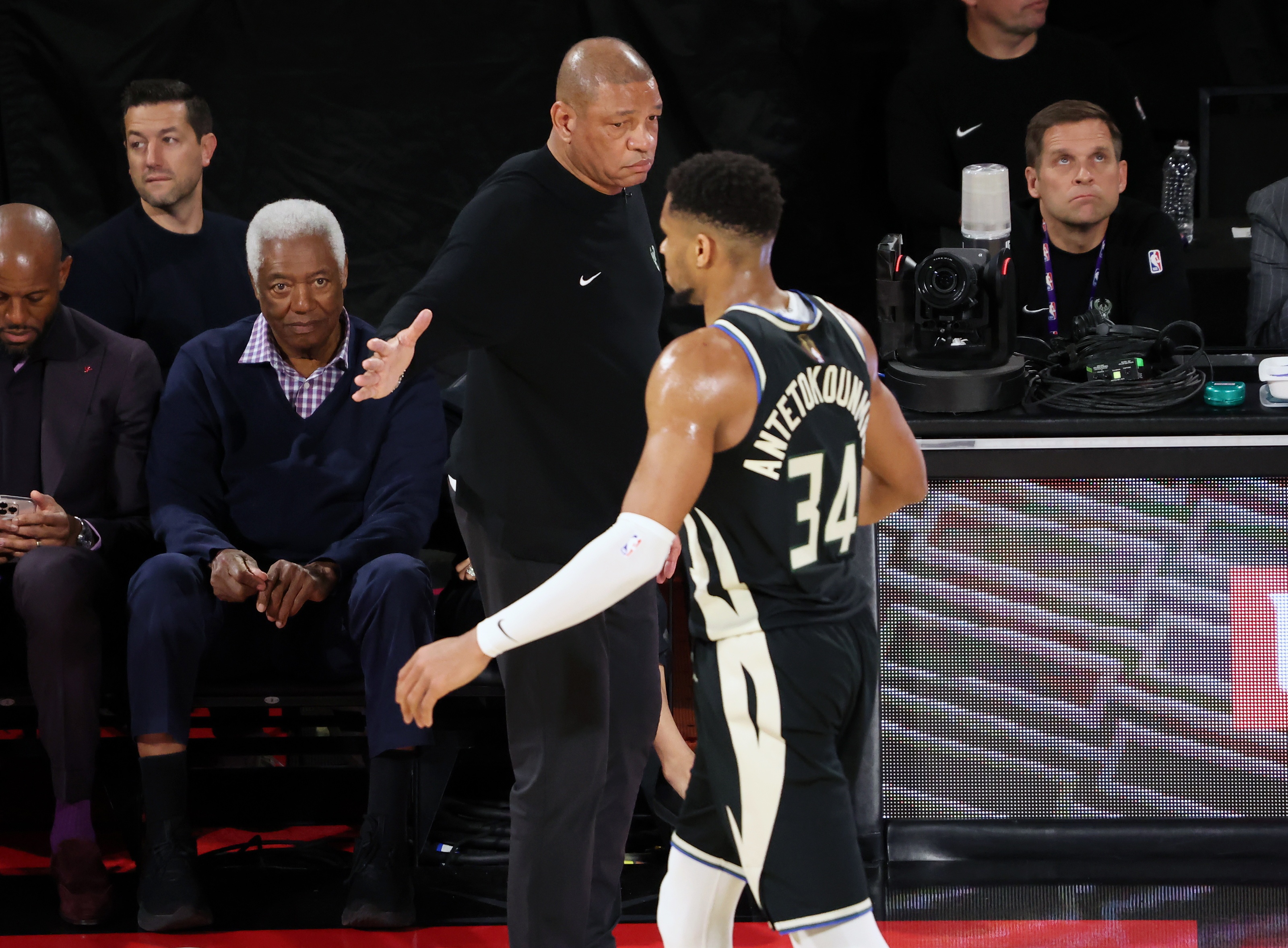 雄鹿主场逆转开拓者,字母哥发挥出色 雄鹿主场逆转开拓者,字母哥发挥出色