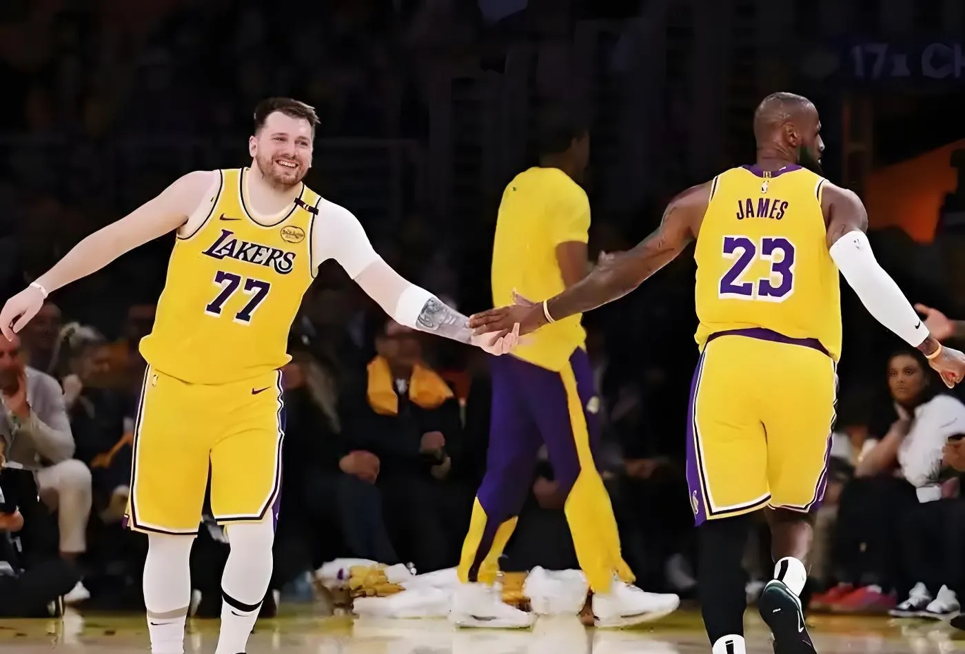 爵士击败湖人,保持胜利势头 爵士击败湖人,保持胜利势头