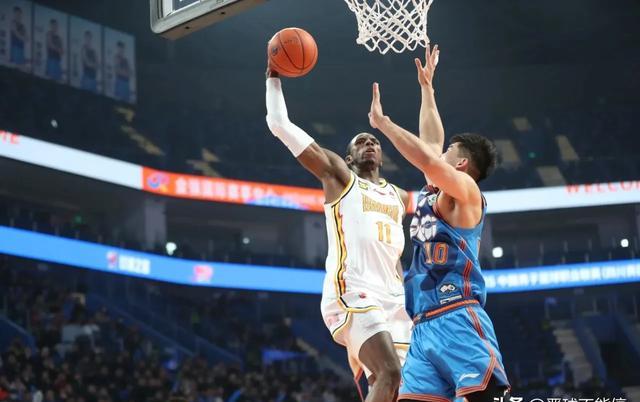 职业篮球赛事精彩纷呈,球员们展现实力 职业篮球赛事精彩纷呈,球员们展现实力