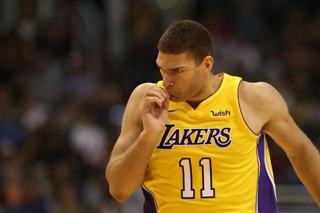 开云体育官网-雄鹿横扫篮网，布鲁克-洛佩兹献投篮高效