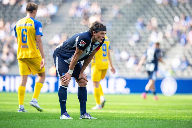 阿斯顿维拉战胜柏林赫塔,全队欢庆取胜荣耀 阿斯顿维拉战胜柏林赫塔,全队欢庆取胜荣耀