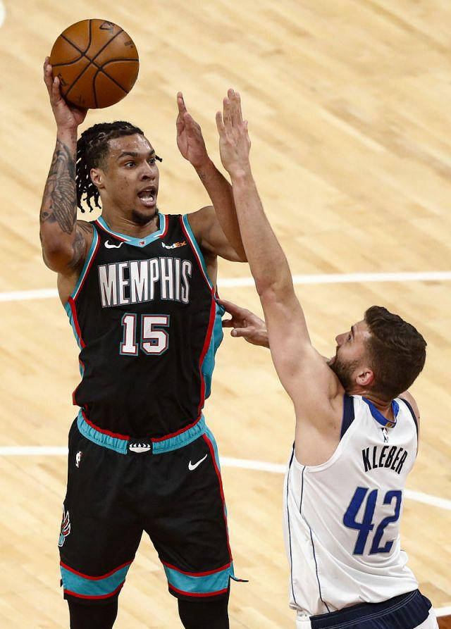 灰熊胜雄鹿取得系列赛第一胜 灰熊胜雄鹿取得系列赛第一胜