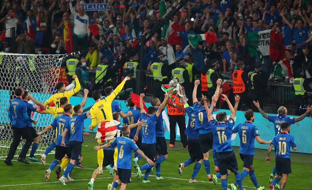 欧洲杯预选赛:荷兰大胜乌克兰,成功出线 欧洲杯预选赛:荷兰大胜乌克兰,成功出线