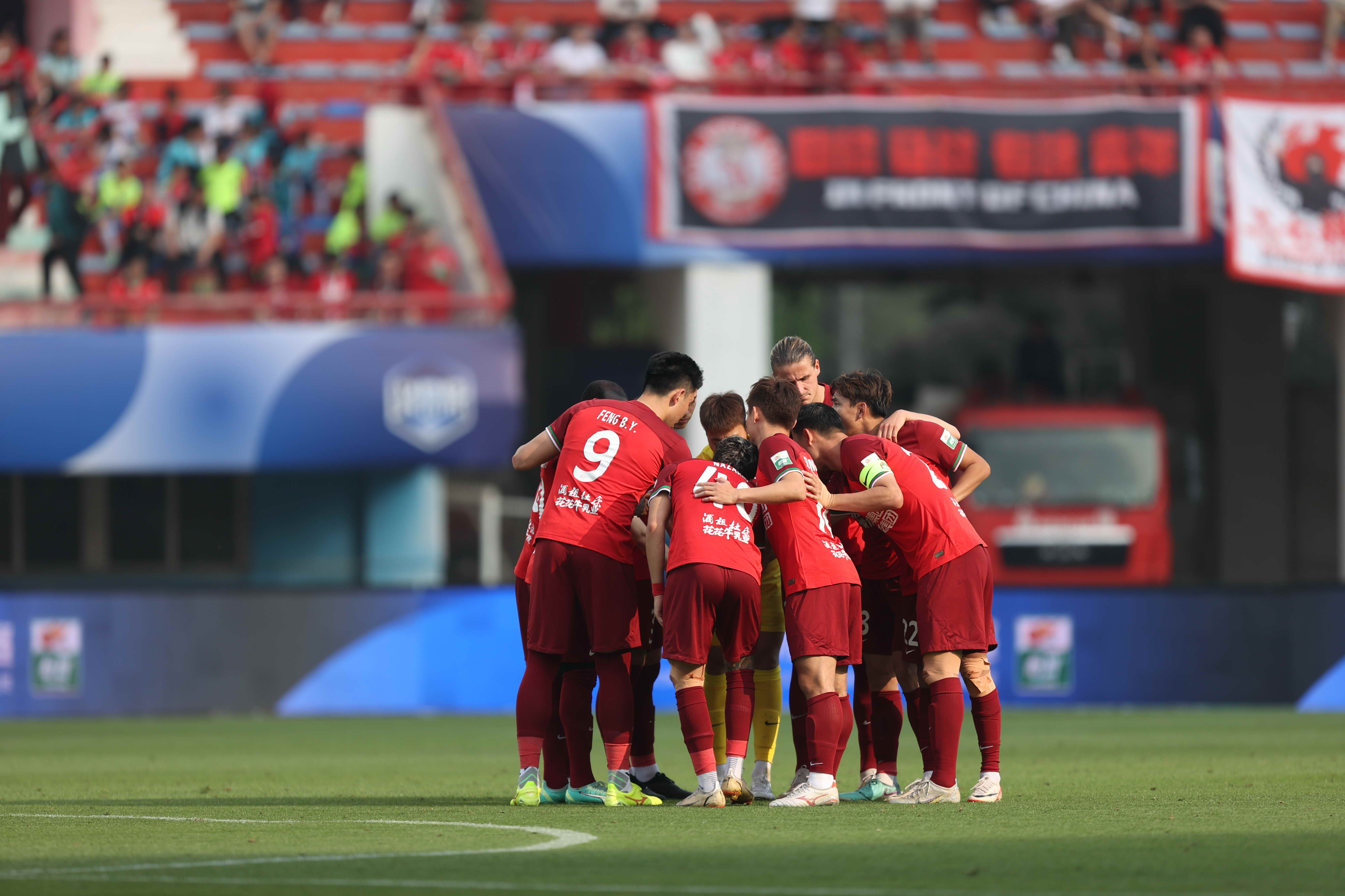 足球比赛热度持续升温，观众热情支持本土球队