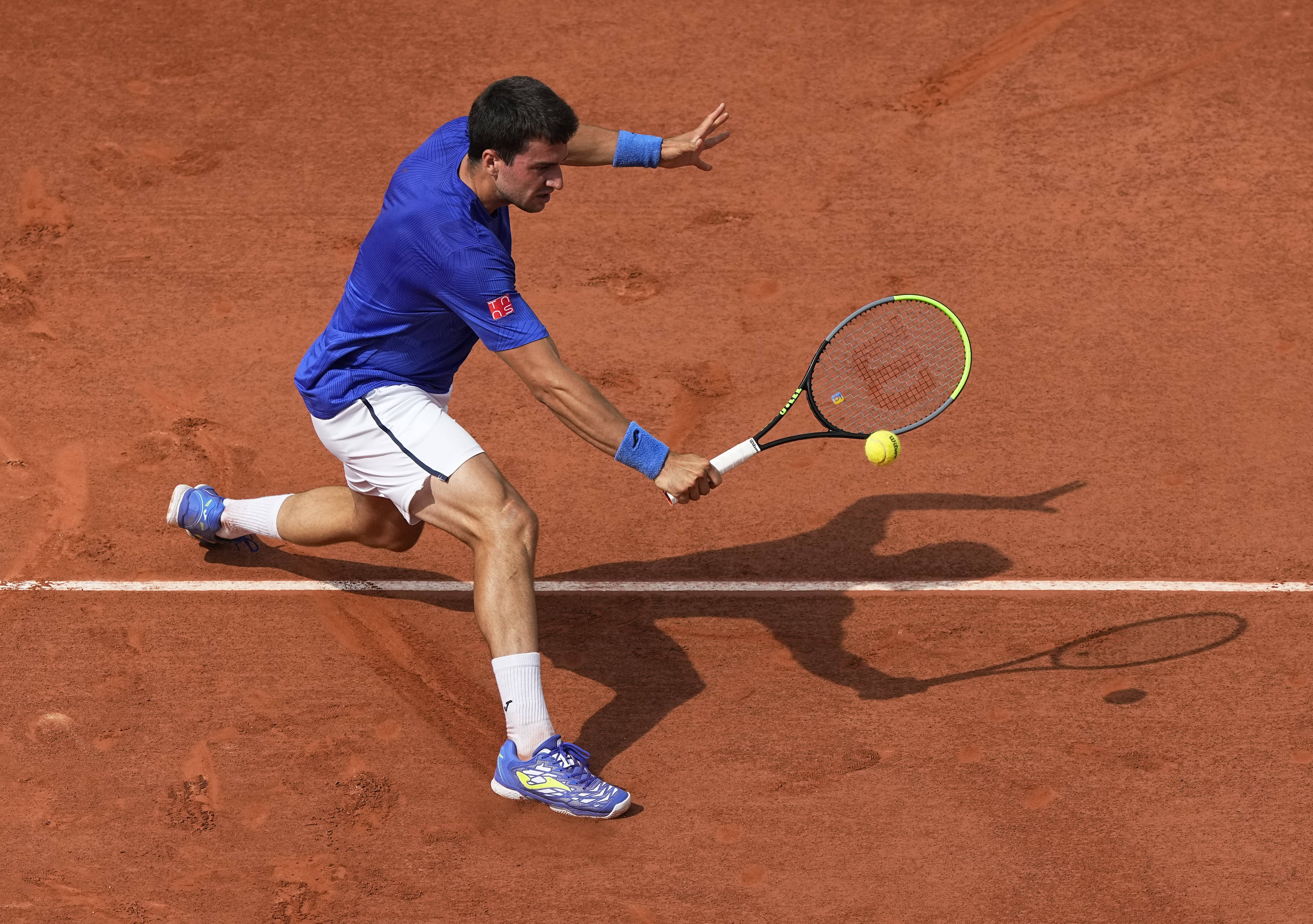 开云官网-法国网球队鏖战西班牙网球队，西西帕斯完成帽子戏法