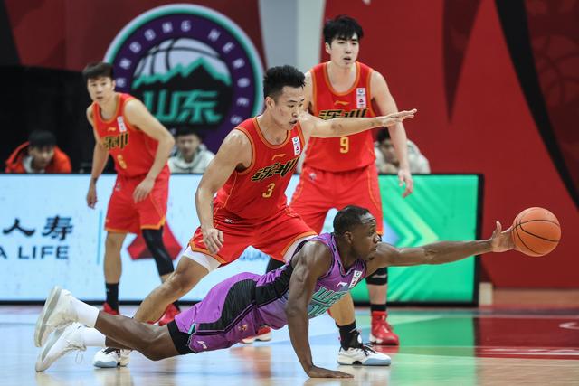 关于新疆队力克四川队，布克刷新纪录的信息